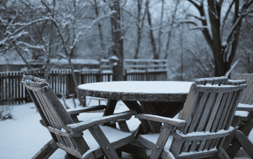 Holzmöbel draußen überwintern: Tipps & Tricks für Schutz
